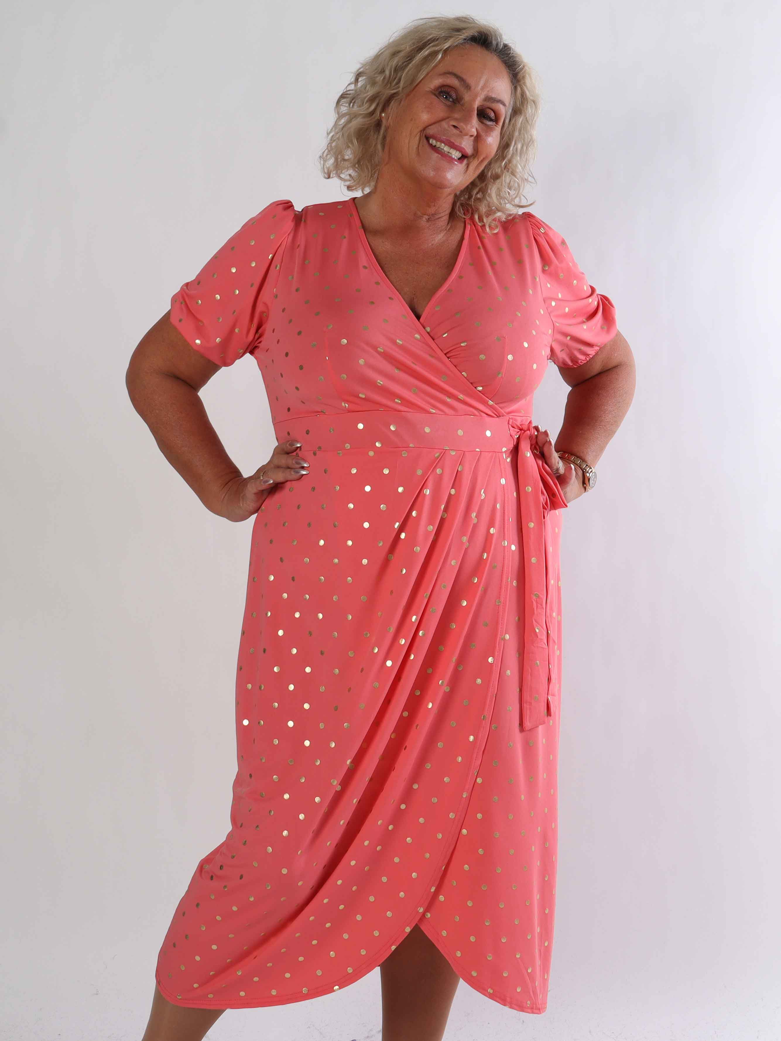 Primula Dust Gold - Plus size klänning i omlott-look med guldprickar